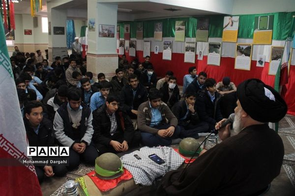 بازدید امام جمعه پردیسان از نمایشگاه انقلاب