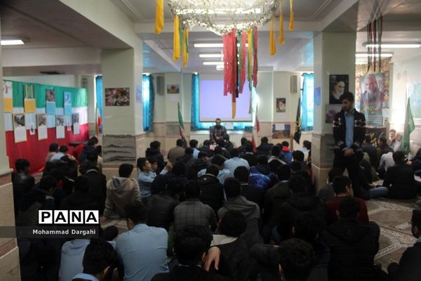 بازدید امام جمعه پردیسان از نمایشگاه انقلاب