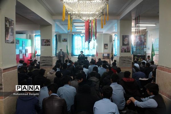 بازدید امام جمعه پردیسان از نمایشگاه انقلاب