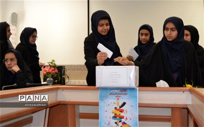 برگزاری مجمع عمومی انتخابات شهرستانی کانون های دانش آموزی هلال احمر اردکان