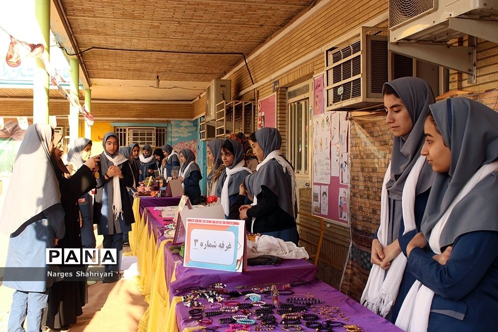 افتتاح جشنواره ایده های کار آفرینی در دبیرستان دخترانه تشکیلاتی پاینده اهواز