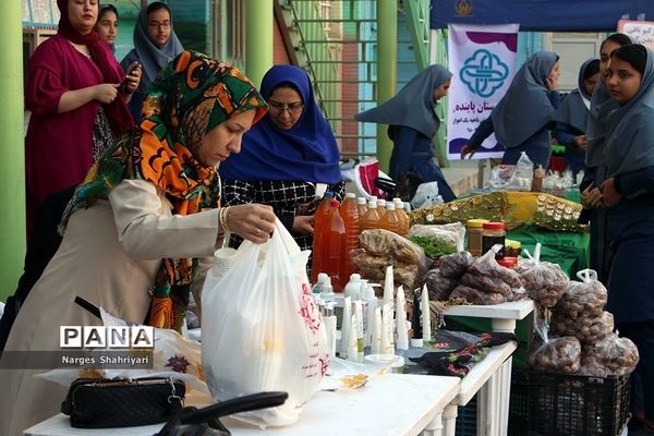 افتتاح جشنواره ایده های کار آفرینی در دبیرستان دخترانه تشکیلاتی پاینده اهواز