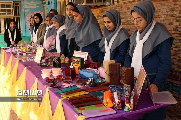 افتتاح جشنواره ایده های کار آفرینی در دبیرستان دخترانه تشکیلاتی پاینده اهواز