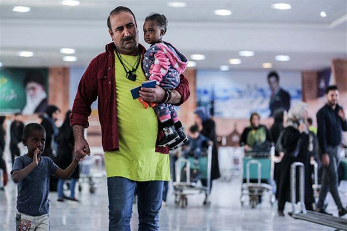 تصویر/ مهران احمدی با دو کودک آفریقایی به «پایتخت» بازگشت