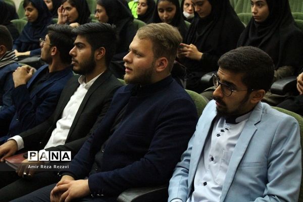 دیدار تشکل ها و نخبگان  دانش آموزی با مدیرکل صداو سیمای خوزستان