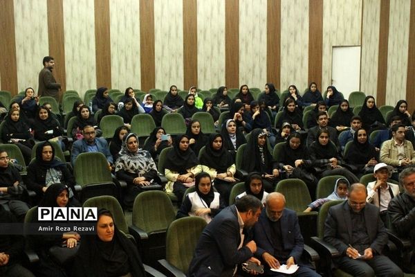 دیدار تشکل ها و نخبگان  دانش آموزی با مدیرکل صداو سیمای خوزستان