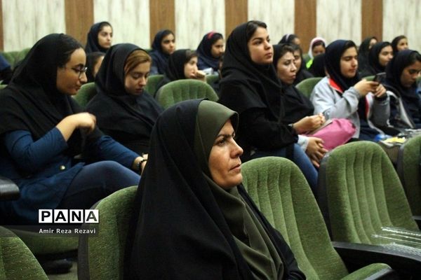 دیدار تشکل ها و نخبگان  دانش آموزی با مدیرکل صداو سیمای خوزستان