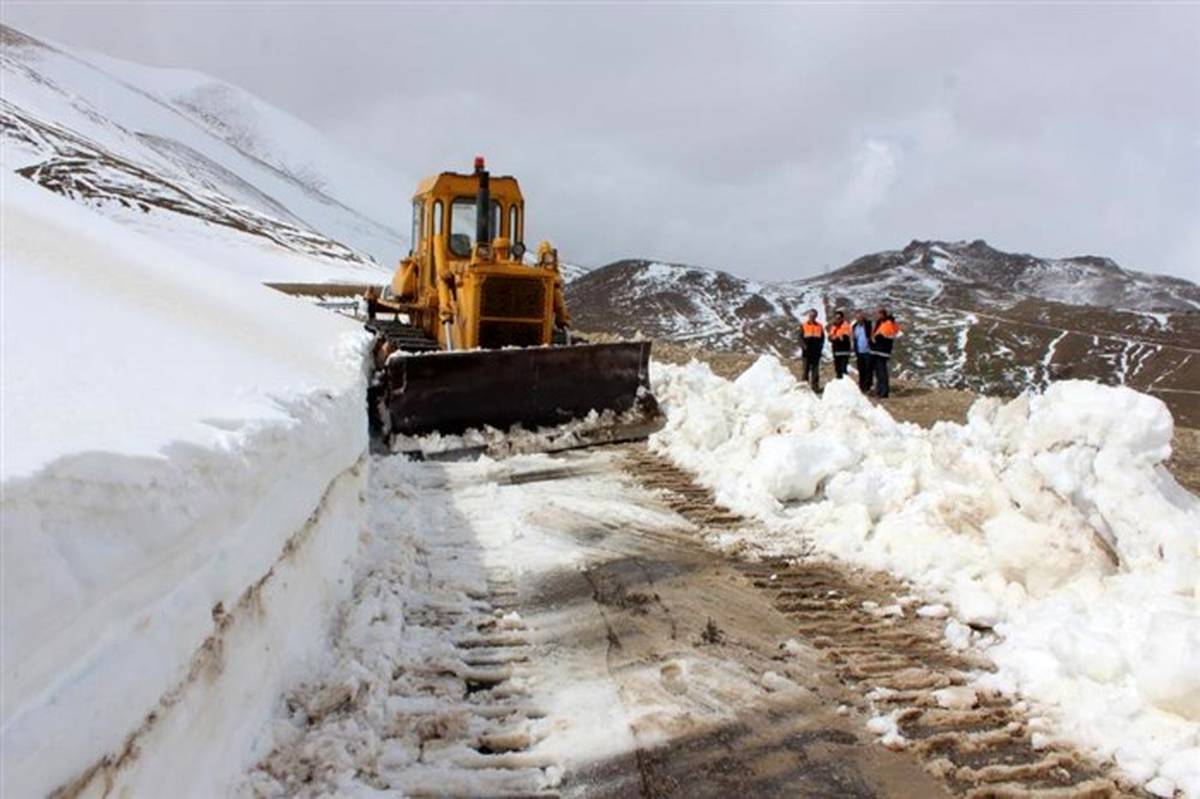 انجام عملیات برف روبی در ۳۸۰ کیلومتر از محور‌های آذربایجان غربی