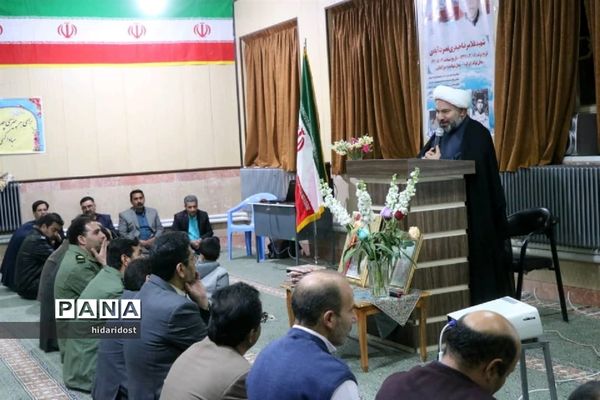 اجرای طرح لاله‌های روشن در ابرکوه