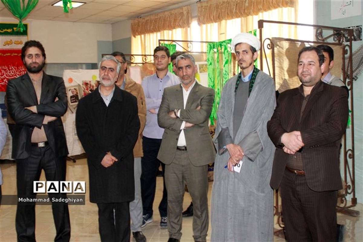 افتتاحیه نمایشگاه" مدرسه انقلاب" در دبیرستان شاهد علی محمدی منطقه19