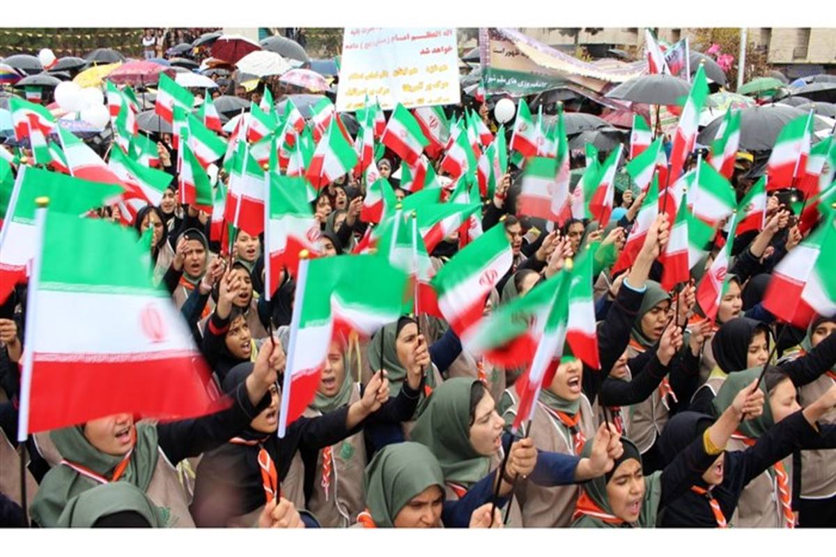 اجرای سرود 1357 نفری در روز راهپیمایی 22 بهمن توسط دانش‌آموزان ناحیه 4 شیراز
