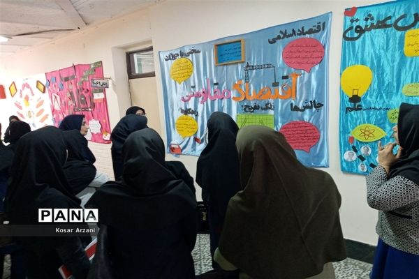 بازدید دبیران دبیرستان فاطمه زهرا (س) از نمایشگاه انقلاب