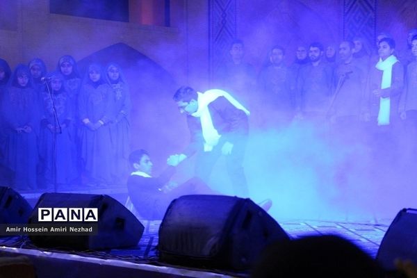 اجرای سرود نمایشی در میدان امیرچخماق یزد