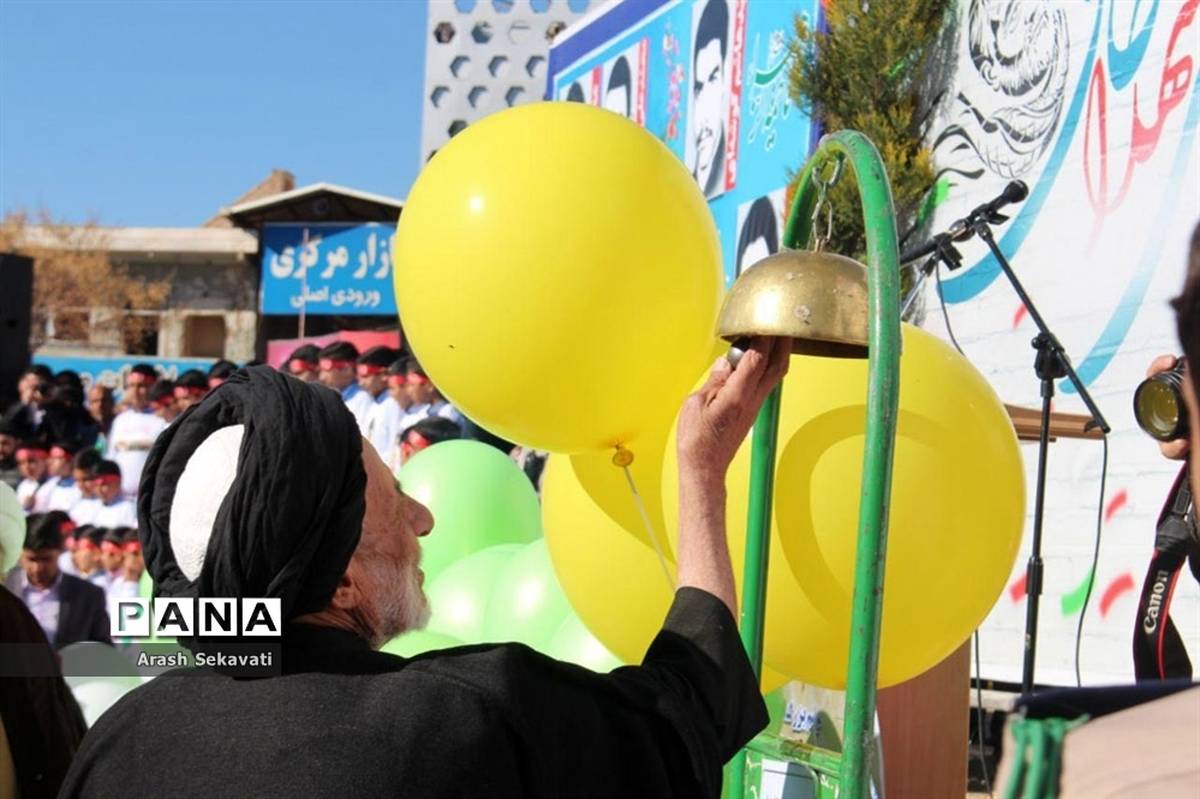 تجدید پیمان مردم شهرستان بیرجند با سالگرد اولین روز ورود امام خمینی