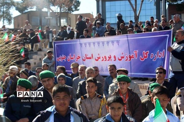تجدید پیمان مردم شهرستان بیرجند با سالگرد اولین روز ورود امام خمینی