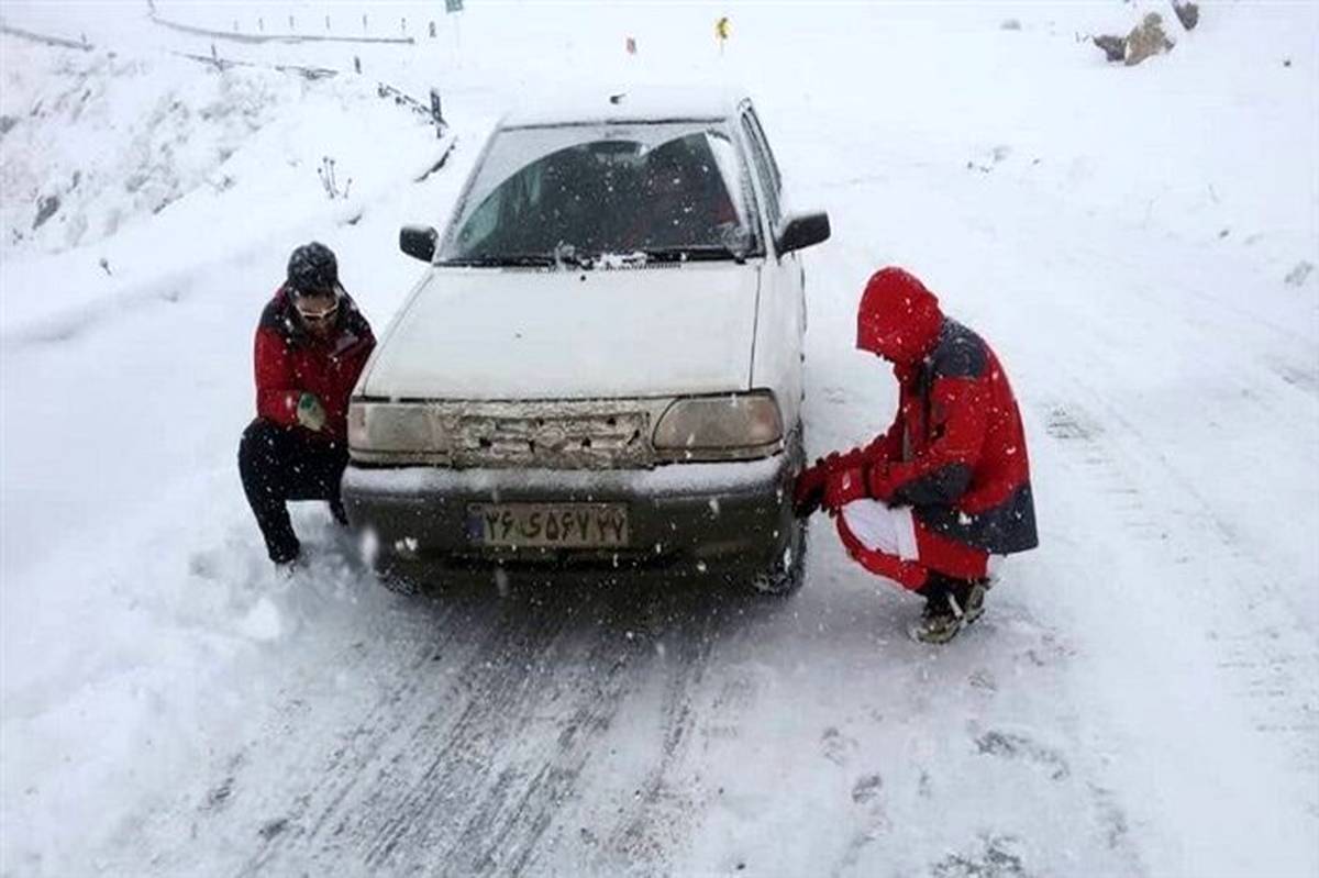 اسکان اضطراری ۹۱ نفر و رهاسازی ۱۱۵ خودرو از برف