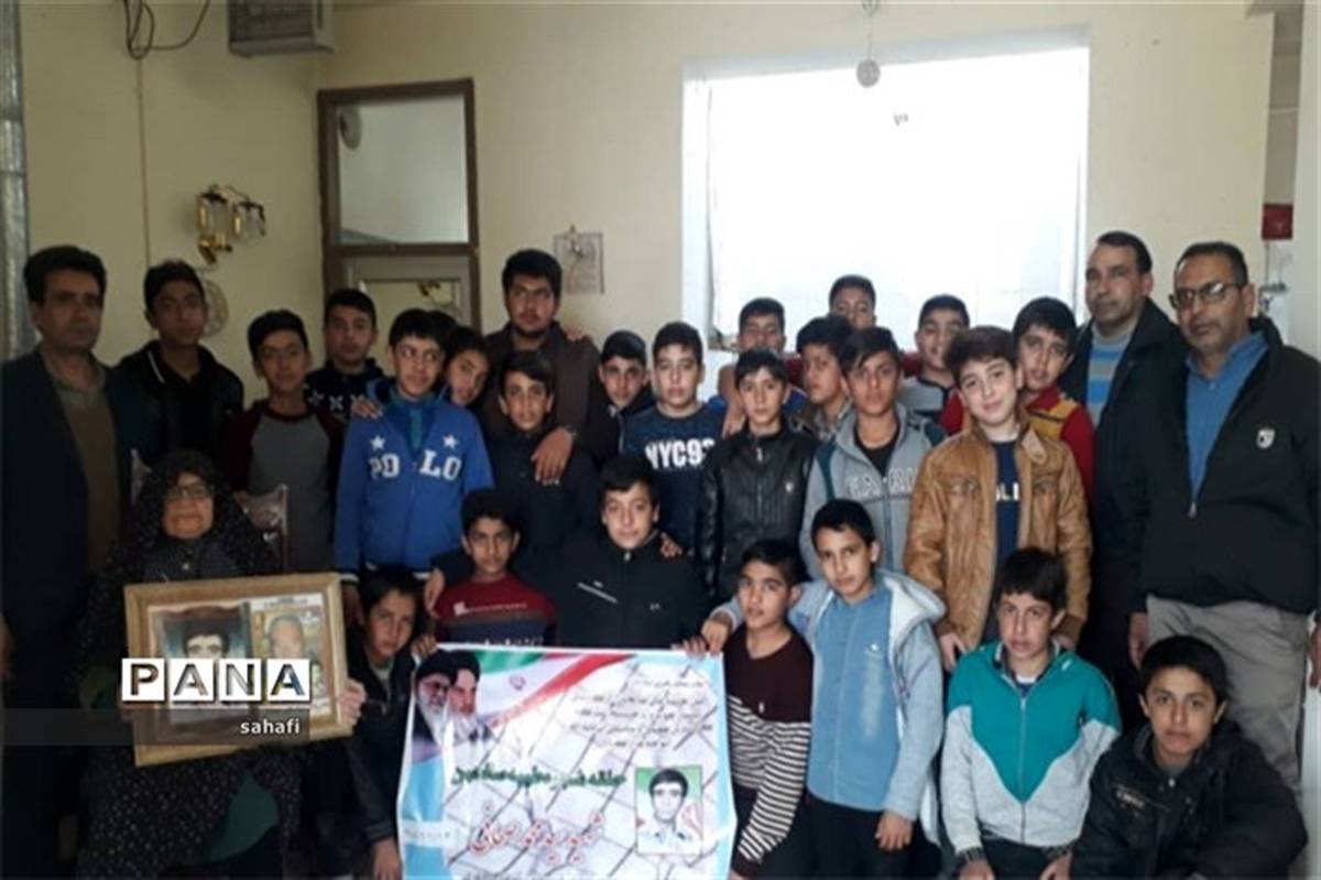 دیدار دانش آموزان دبیرستان شهید مطهری  ابرکوه با خانواده شهید صحافی