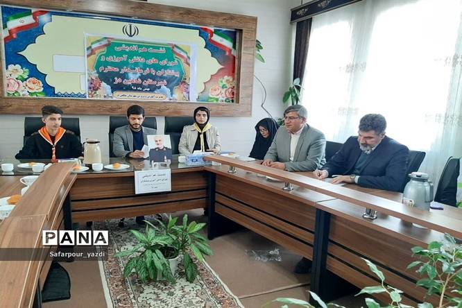 نشست هم اندیشی شوراهای دانشآموزی و پیشتازان در شهرستان شاهین دژ