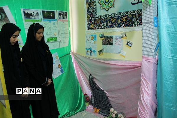 افتتاح نمایشگاه مدرسه انقلاب در آموزشگاه دخترانه شاهد نجابت