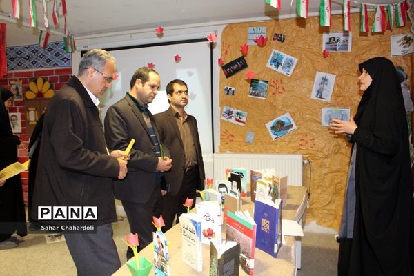 برگزاری نمایشگاه مدرسه انقلاب در دبیرستان دخترانه علمی همدان