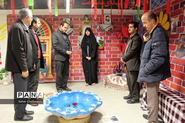 برگزاری نمایشگاه مدرسه انقلاب در دبیرستان دخترانه علمی همدان