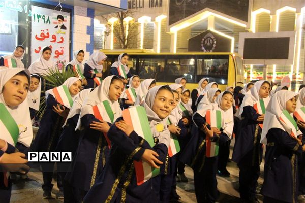 اجرای سرود خیابانی توسط دانش‌آموزان شهرستان بجنورد