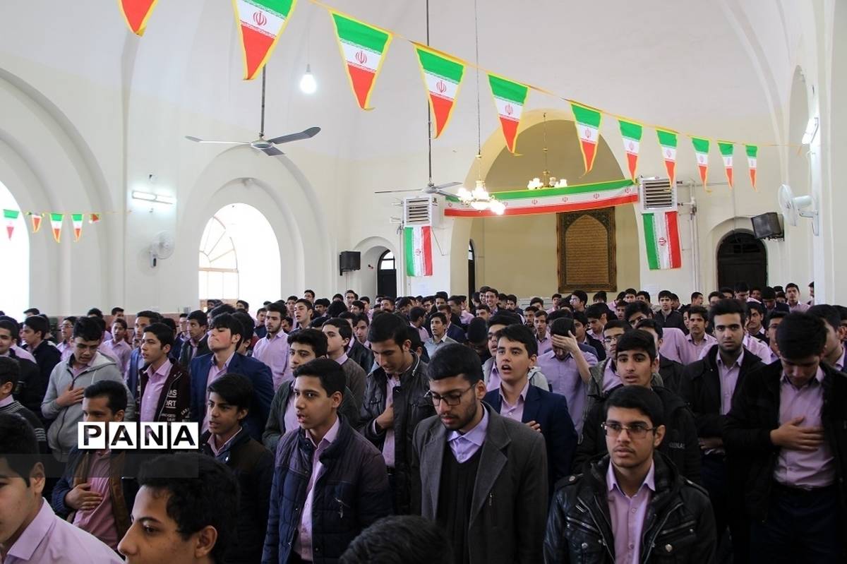 برپایی جشن انقلاب  در دبیرستان ماندگار ایرانشهر