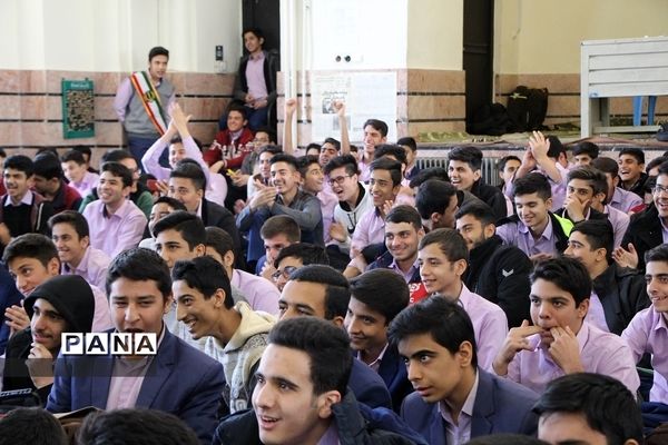برپایی جشن انقلاب  در دبیرستان ماندگار ایرانشهر
