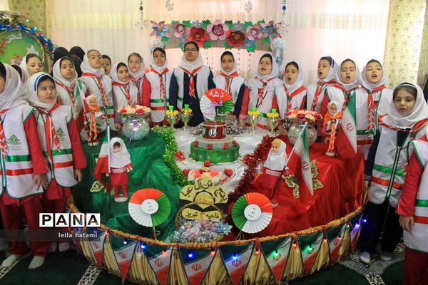 جشن دهه فجر در مدرسه تمام تشکیلاتی پنج تن آل عبا ناحیه 3 تبریز