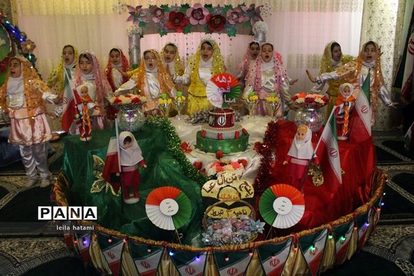 جشن دهه فجر در مدرسه تمام تشکیلاتی پنج تن آل عبا ناحیه 3 تبریز