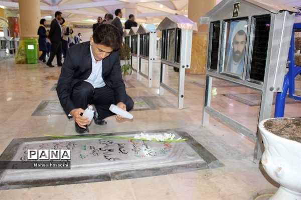 عطر افشانی گلزار شهدا همزمان با دهه فجر در بوشهر