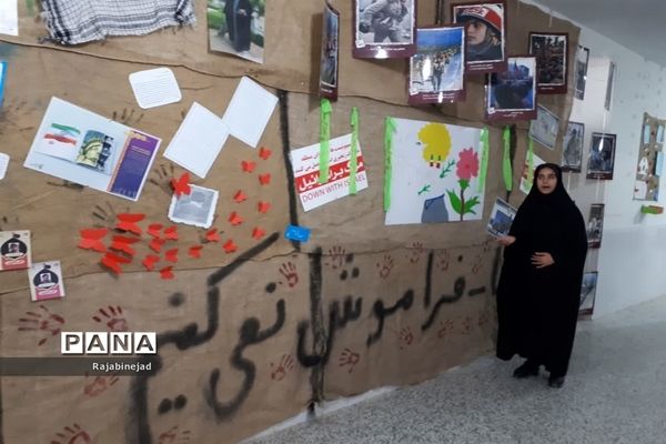 افتتاح نمایشگاه انقلاب  در دبیرستان زینب ابرکوه