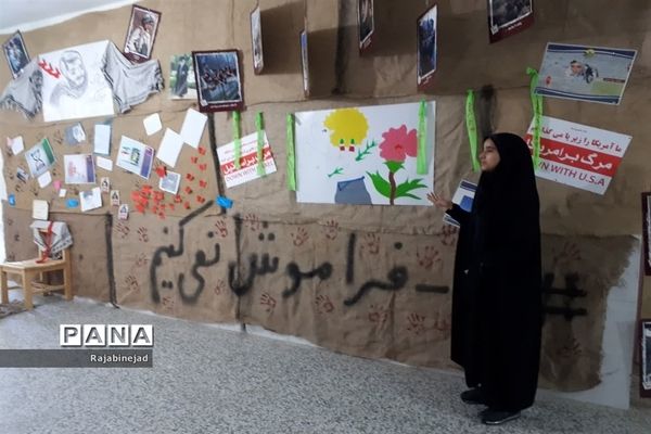 افتتاح نمایشگاه انقلاب  در دبیرستان زینب ابرکوه