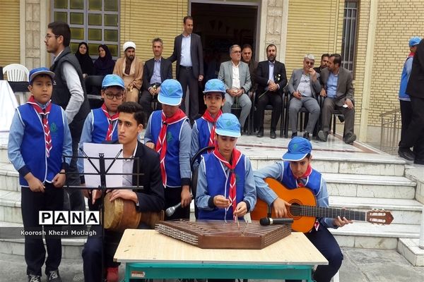 برگزاری جشن‌های دهه فجر در مدارس کازرون