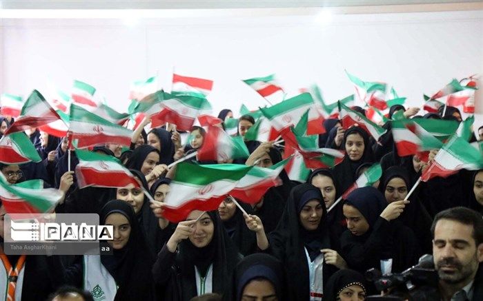 اجرای سرود دانش آموزان لرستانی در جمع راهپیمایان یوم الله ۲۲ بهمن