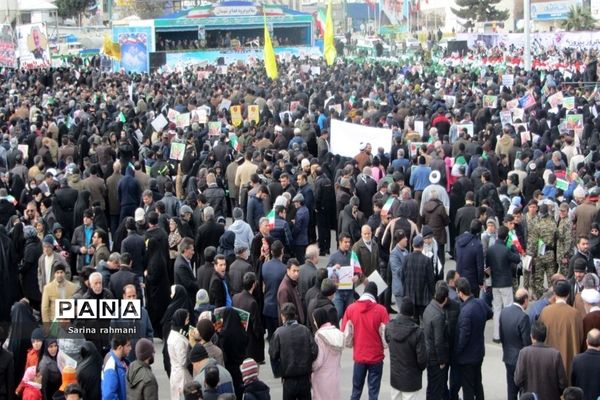 حضور آحاد مردم در راهپیمایی ۲۲بهمن در کرمانشاه