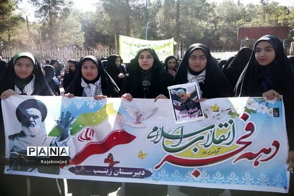 حضور پر شور دانش آموزان ابرکوه در راهپیمایی ۲۲ بهمن