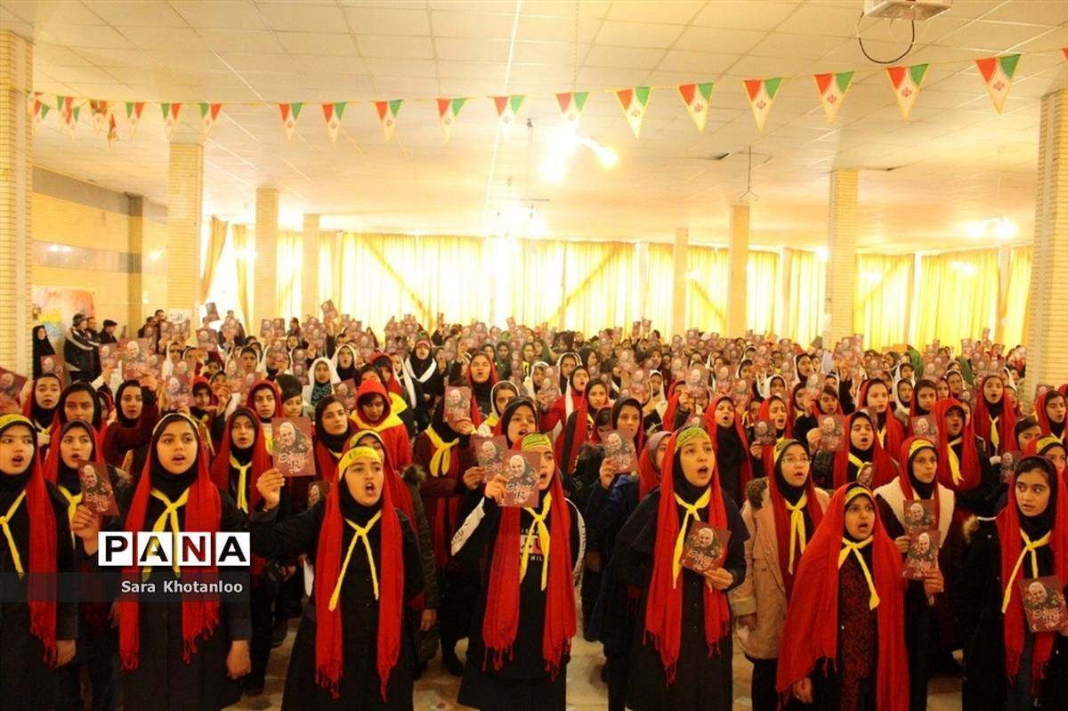 اجرای سرود ۱۳۵۷ نفری در راهپیمایی ۲۲بهمن به همت سازمان دانش آموزی استان همدان