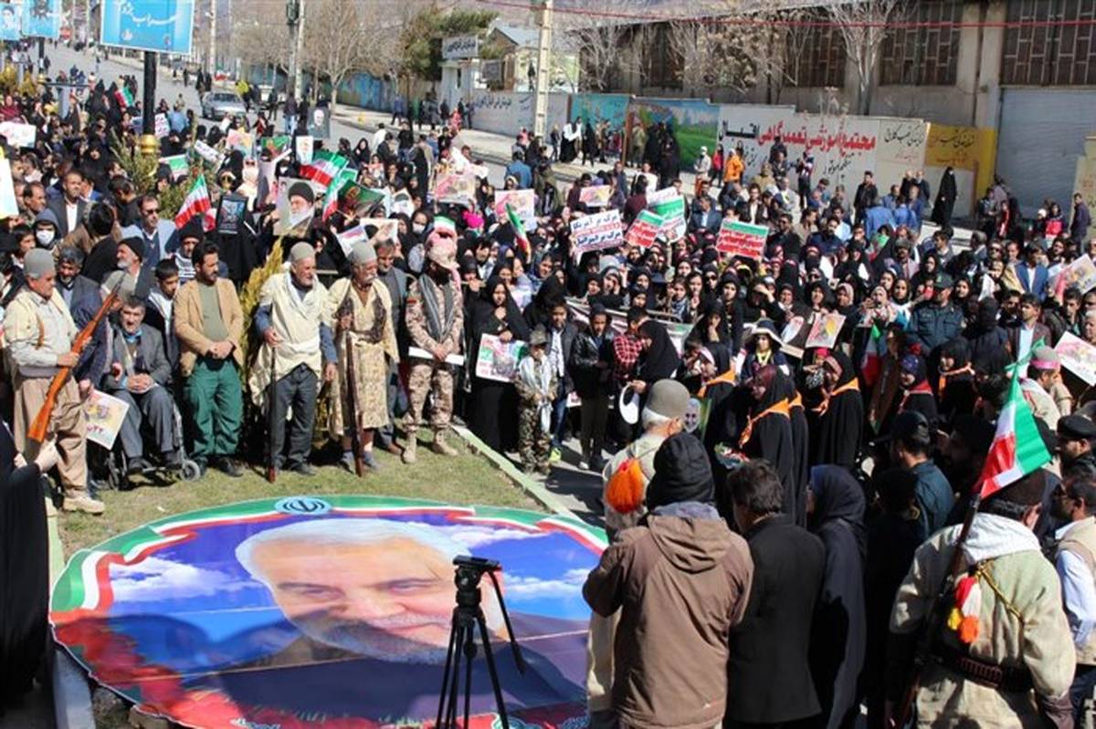 ادای احترام  تشکیلاتی دانش آموزان پیشتاز کهگیلویه وبویراحمد به تمثال شهید سلیمانی در راهپیمایی 22 بهمن