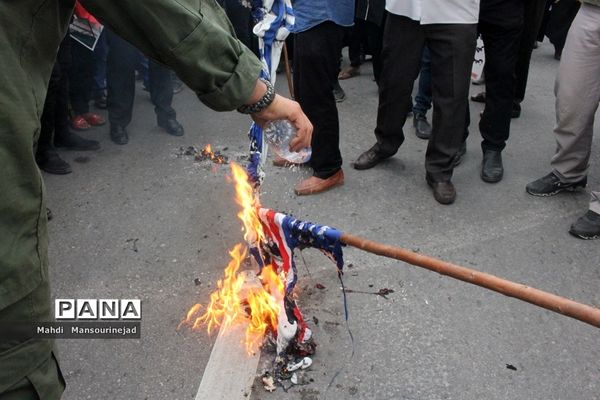 حضور فرهنگیان و دانش آموزان بندرعباس در راهپیمایی 22 بهمن