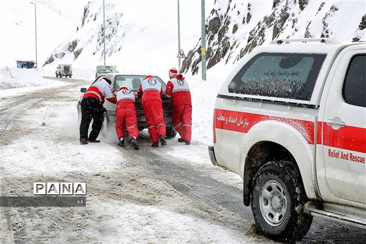 هلال احمر بروجرد به ۲۵۰ خودروی گرفتار در برف امدادرسانی کرد