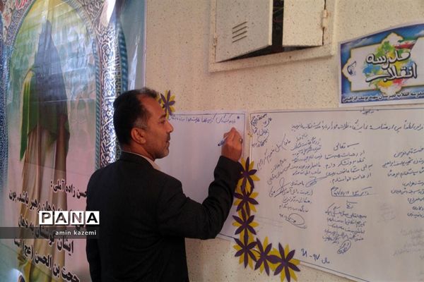 نمایشگاه انقلاب کاری از دانش آموزان عضو اتحادیه انجمن های اسلامی دبیرستان شهید ابراهیمی
