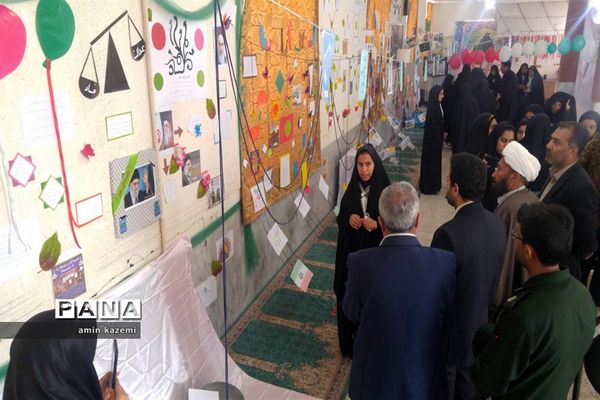 نمایشگاه انقلاب کاری از دانش آموزان عضو اتحادیه انجمن های اسلامی دبیرستان شهید ابراهیمی