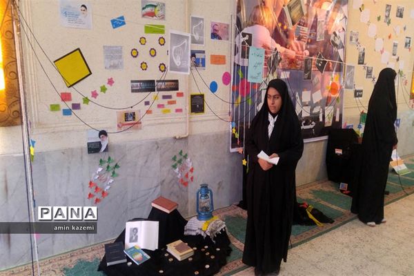 نمایشگاه انقلاب کاری از دانش آموزان عضو اتحادیه انجمن های اسلامی دبیرستان شهید ابراهیمی