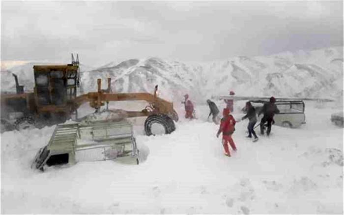 نجات مسافران گرفتار در برف و کولاک شدید در جاده  زنجان- طارم