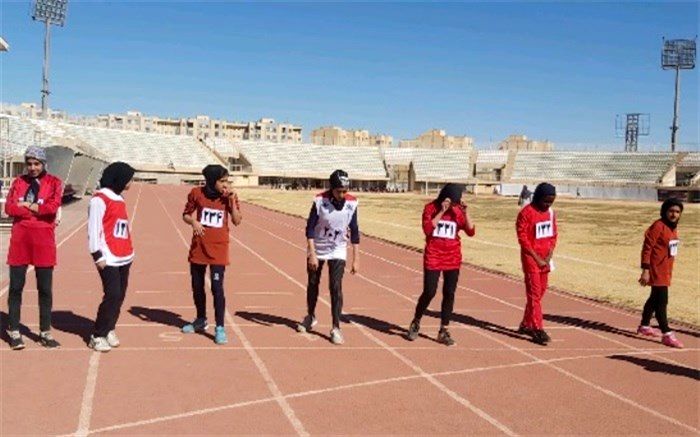 رقابت دختران دانش آموز یزدی در مسابقات دومیدانی