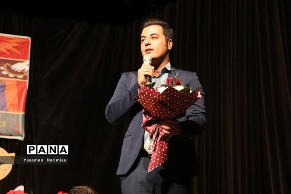 اجرای موسیقی گروه (بچه‌های شهر امید) در شهرستان امیدیه