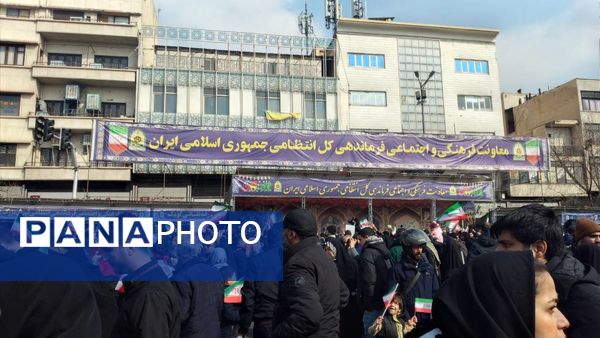 جشن پیروزی انقلاب در خیابان‌های تهران