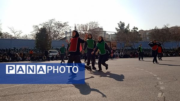 مسابقه هندبال به‌مناسبت دهه فجر در دبیرستان صدیقه 2 