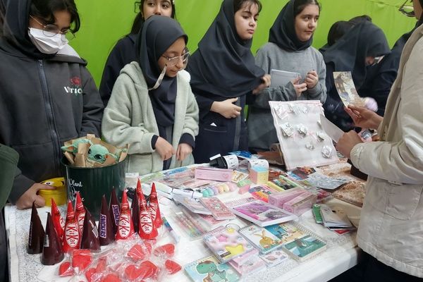  برگزاری بازارچه کسب‌و‌کار  در دبیرستان فرزانگان یک